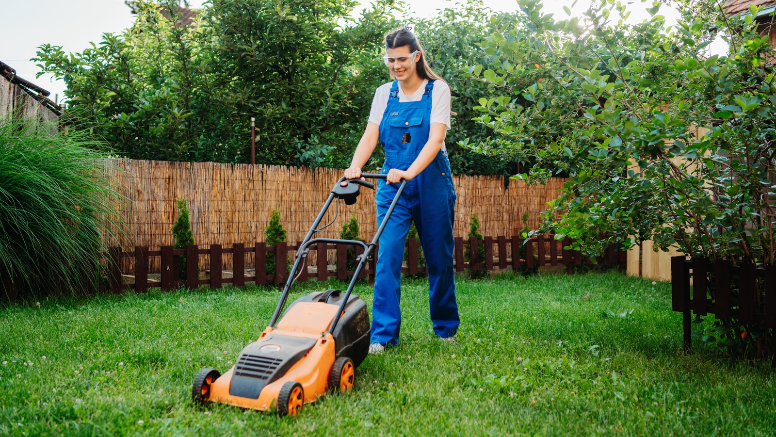 Yaz sıcağında sizi serin tutacak dahi çim biçme makinesi hilesi