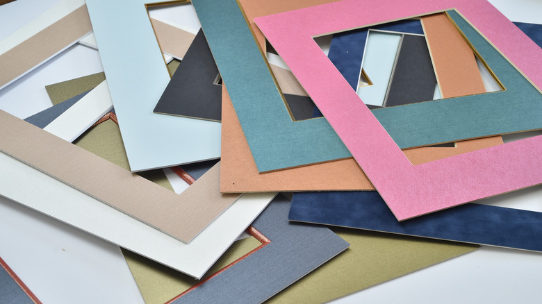 Bir masaya dağılmış çeşitli renkli fotoğraf paspasları