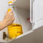 Bu yenilikçi mutfak depolama seçeneği, erişilebilir tutarken yemek yağını gizler