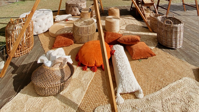 Açık yastık oturma alanlarının altındaki halılar