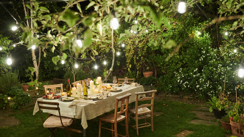 Mum centerpieces ile açık masa