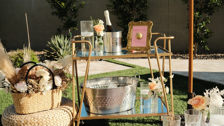 Şampanya ve metal küvet ile açık bar arabası