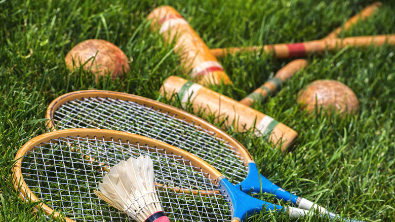 Badminton ve kroket ekipmanı çimlerde