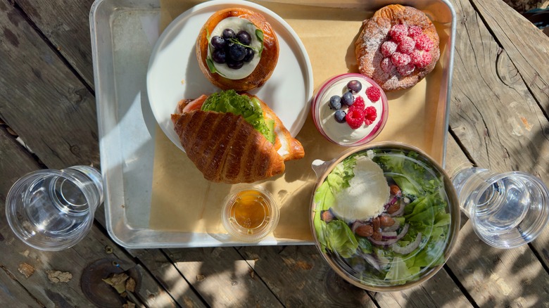 Piknik masasında gümüş servis tepsisi üzerinde yiyecek