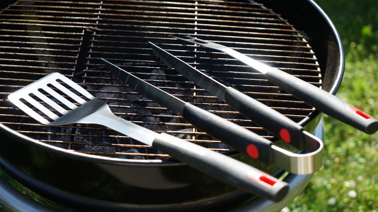 Bir barbekü üzerinde ızgara aletleri