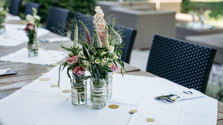 Çiçekli cam kavanoz merkez parçası