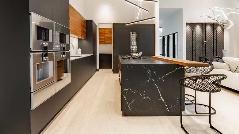 Merkez adasında siyah mermer şelale tezgahı ile mutfak