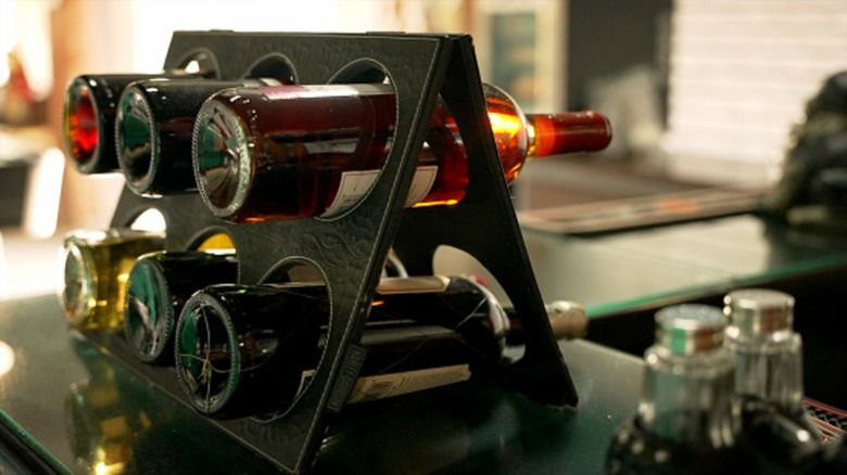 Bir masa üstü şarap rafı