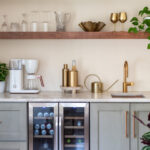 Sıradan bir IKEA bulgusunu şık bir bar dolabına dönüştüren çarpıcı hack