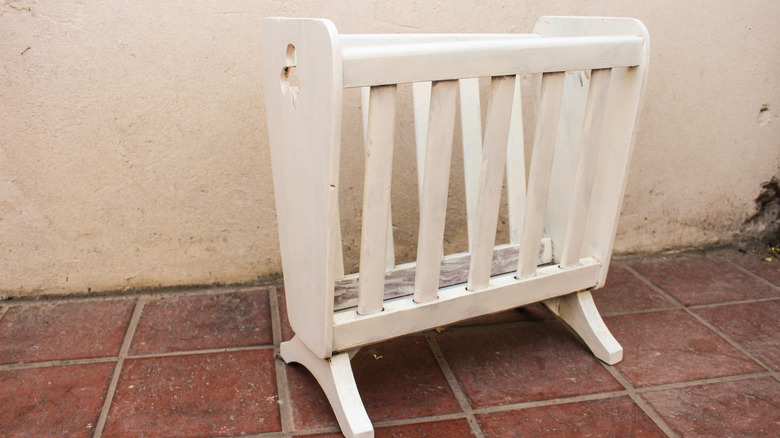 Küçük beyaz bir vintage dergi sahibi