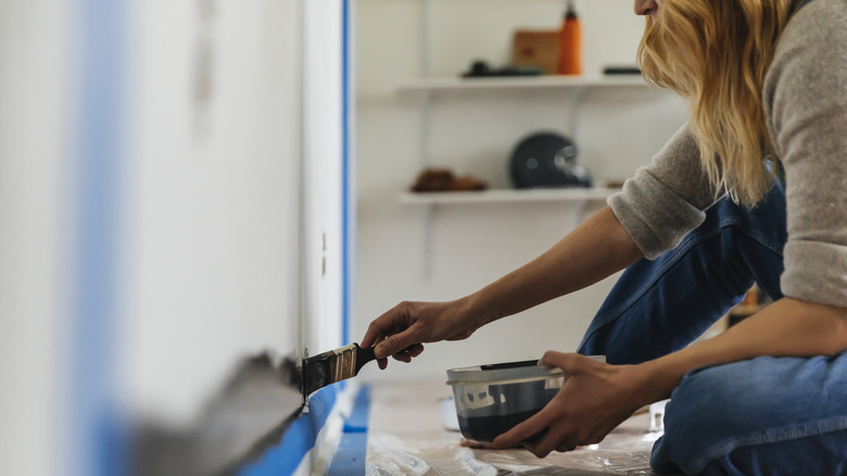 Evinde bir duvar boyama kadın