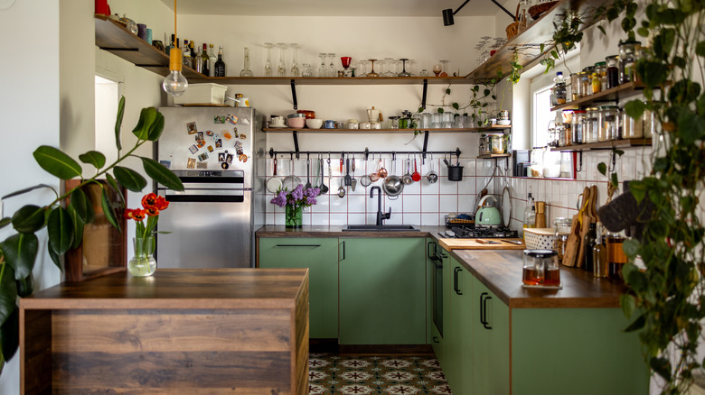 Zeytin Yeşil Dolapları ve Cam Sware ile açık raflı mutfak