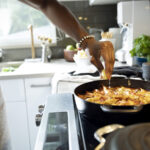 Bir cam soba üzerinde dökme demir kullanmadan önce neden iki kez düşünmelisiniz?