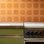 9 70'lerden ilham alan trendini çivilemek için mutfak rengi kombinasyonları