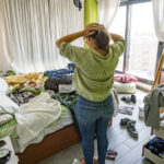 Bu hack ile evinizdeki herhangi bir odayı düzenlemek için bir askı ve fermuar bağları kullanın