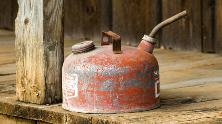 Paslı metal ile eski gaz kutusu