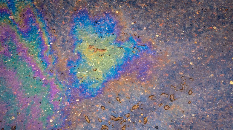 Asfalt üzerine dökülen gaz birikintisi