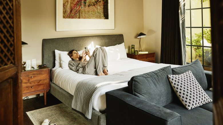 Farklı dokulara sahip sofistike bir yatak odası