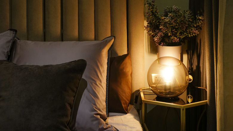 Sıcak küre aydınlatmalı bir yatak odası