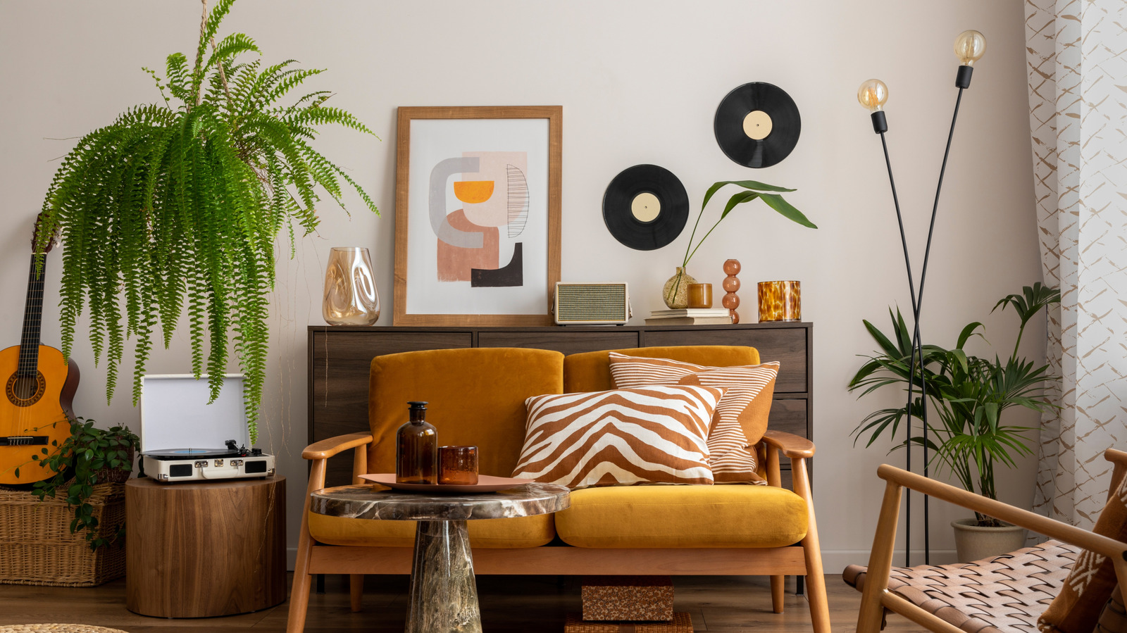 Eğlenceli bir IKEA DIY ile korkak 70'lerin tarzı bir lamba yapın