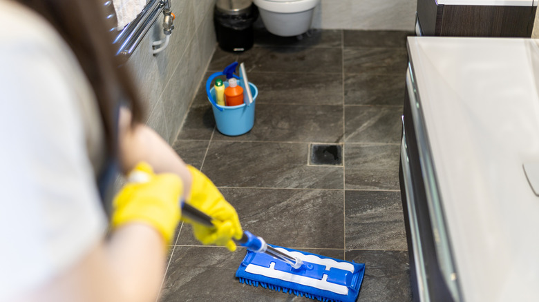 Banyoda paspaslama, yakındaki malzeme kovaları