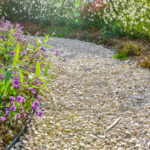 Bahçe yolları için çakıl veya çakıl seçmenin dezavantajı
