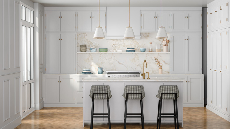 Altın aksanlı temiz nötr beyaz mutfak