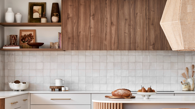 Beyaz zellige fayans backsplash ile modern bir boho tarzı mutfak