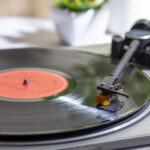 Sadece iki uygun fiyatlı ürün kullanarak vinil kayıt saklama kutusu