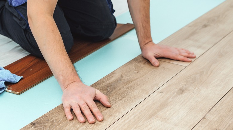 Laminat döşeme takan kişi