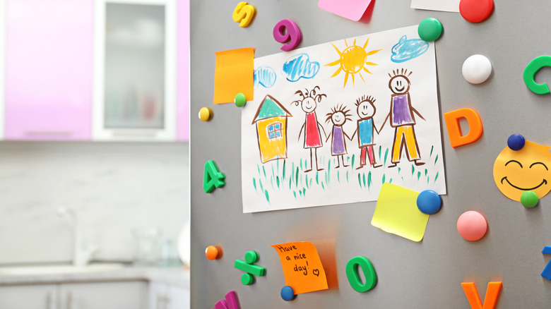 Buzdolabı kapısında mıknatıslar ve çizimler