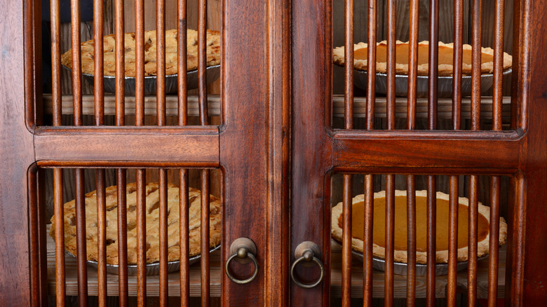 Ahşap çıtalar ve pirinç donanım ile antika pasta kasası