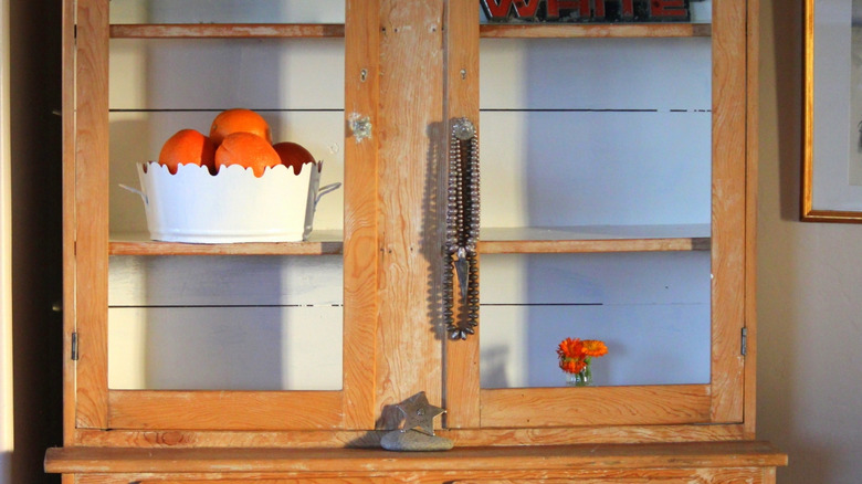 Dekoratif eşyalarla antika rustik ahşap turta kasası