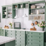 Bu vintage dolap, daha fazla mutfak depolama eklemenin sevimli bir yoludur