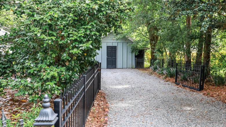 Bir kulübeye yol açan uzun çakıl araba yolu