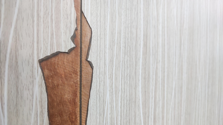 Hasarlı mutfak dolabı kaplaması parçalanıyor