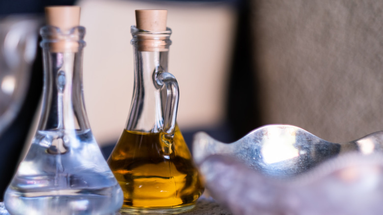 İki cam şişede zeytinyağı ve sirke