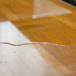 DIY İki mutfak esasla ahşap zeminleriniz için bir su lekesi çıkarıcı