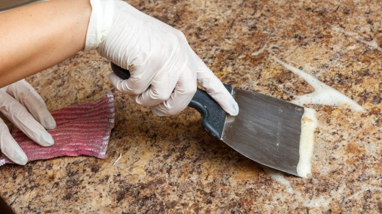 Kişi temizleme granit tezgahı kayan aracı ile