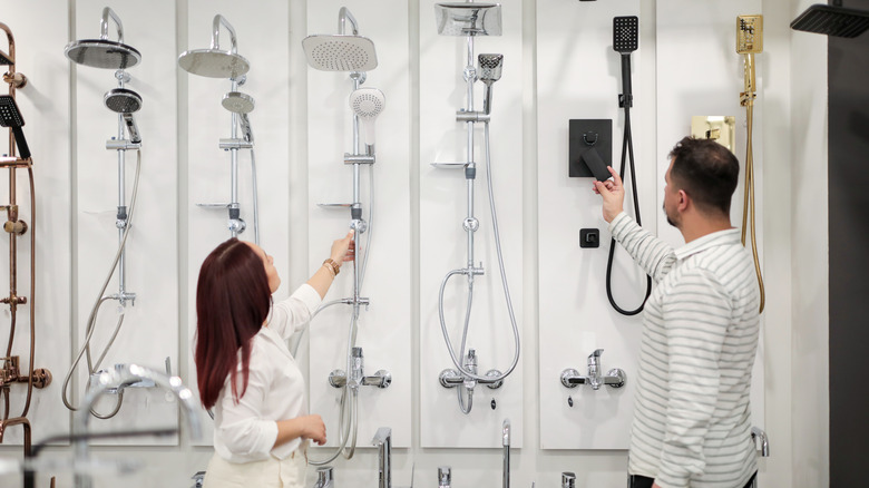 Mağazada duş başlıkları için birkaç alışveriş