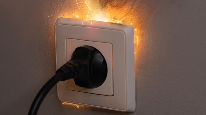 Fiş ve kıvılcımlarla aşırı ısınma elektrik prizini