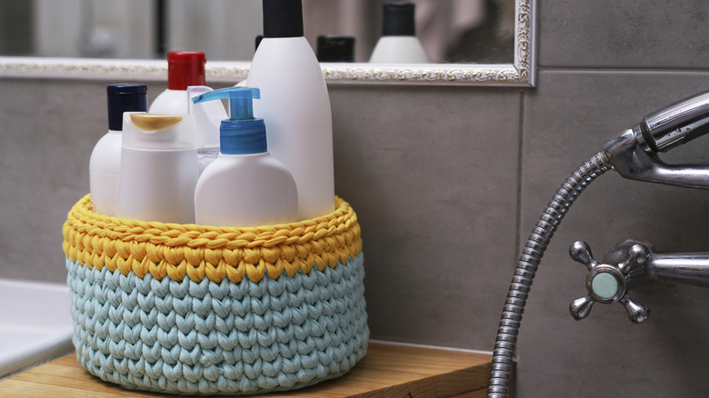 Tuvalet depolama olarak kullanılan eski teneke kutu