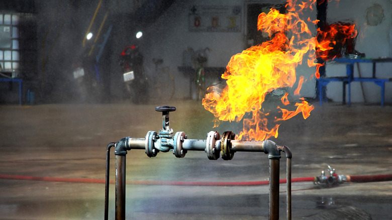 Gaz sızıntısı ile borudan gelen ateş