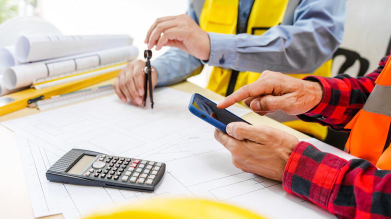 İnşaat işçileri kodları ve izinleri buluyor