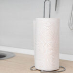 Havlu tutucuları kullanarak tezgah dağınıklığı için katmanlı bir depolama rafı