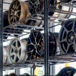 Daha iyi depolama ve organizasyon için eski bir lastik jantını yükseltmenin akıllı yolu