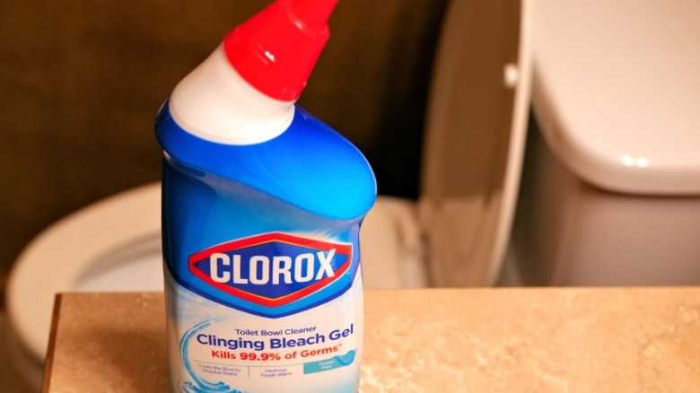 Clorox tuvalet kasesi temizleyici yapışan ağartıcı jel şişe üzerinde banyo tezgahı