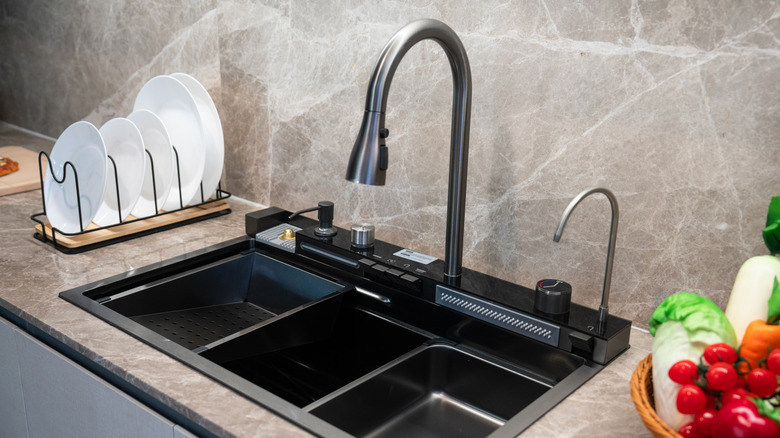 Modern, siyah mutfak musluğu ve lavabo