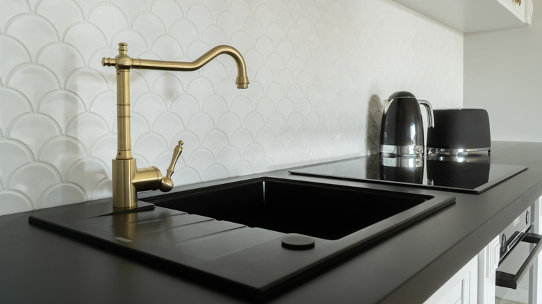 Bir mutfakta altın musluk