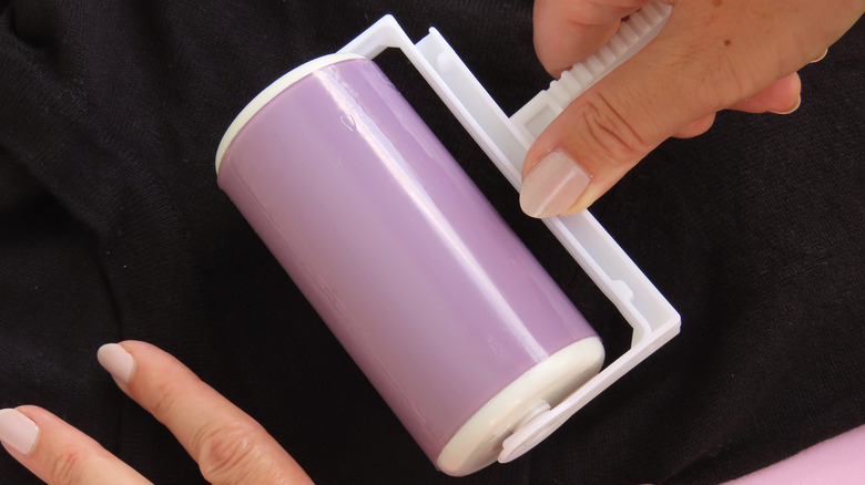 Kumaş üzerinde tiftik silindir kullanan kadın